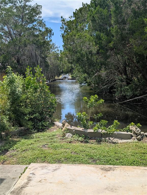 2190 South Seaport Point Crystal River, FL 34429 - Photo 27 of 40 a backyard of a house with lots of green space