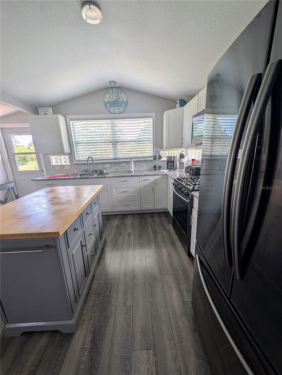 2190 South Seaport Point Crystal River, FL 34429 - Photo 10 of 40 a kitchen with sink a stove and refrigerator
