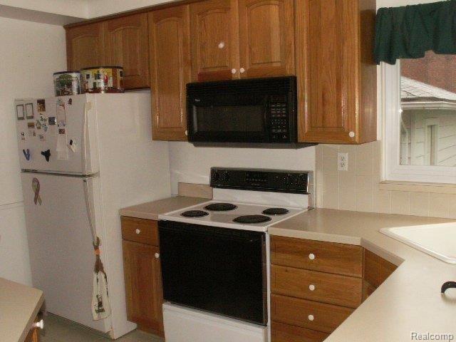 19012 Norwich Road Livonia, MI 48152 - Photo 5 of 11 Kitchen 3