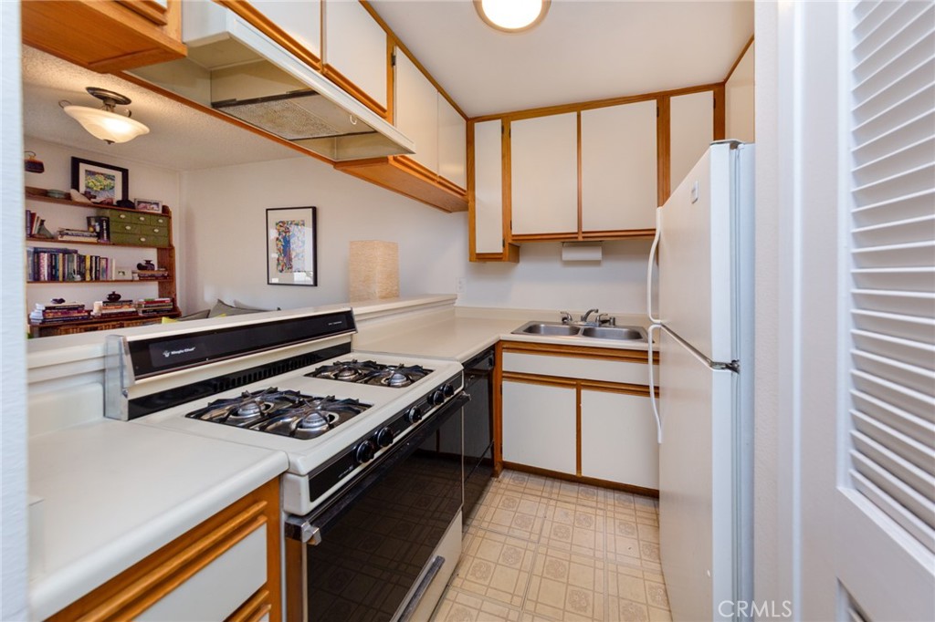 610 East Harvard Road, Unit 7 Burbank, CA 91501 - Photo 5 of 12