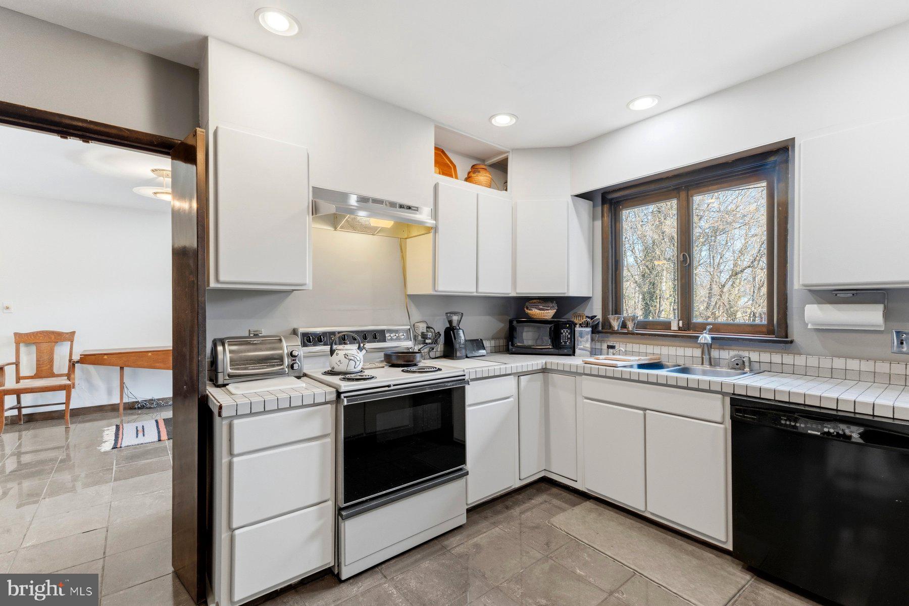 11001 Lockwood Drive Silver Spring, MD 20901 - Photo 16 of 47 Kitchen