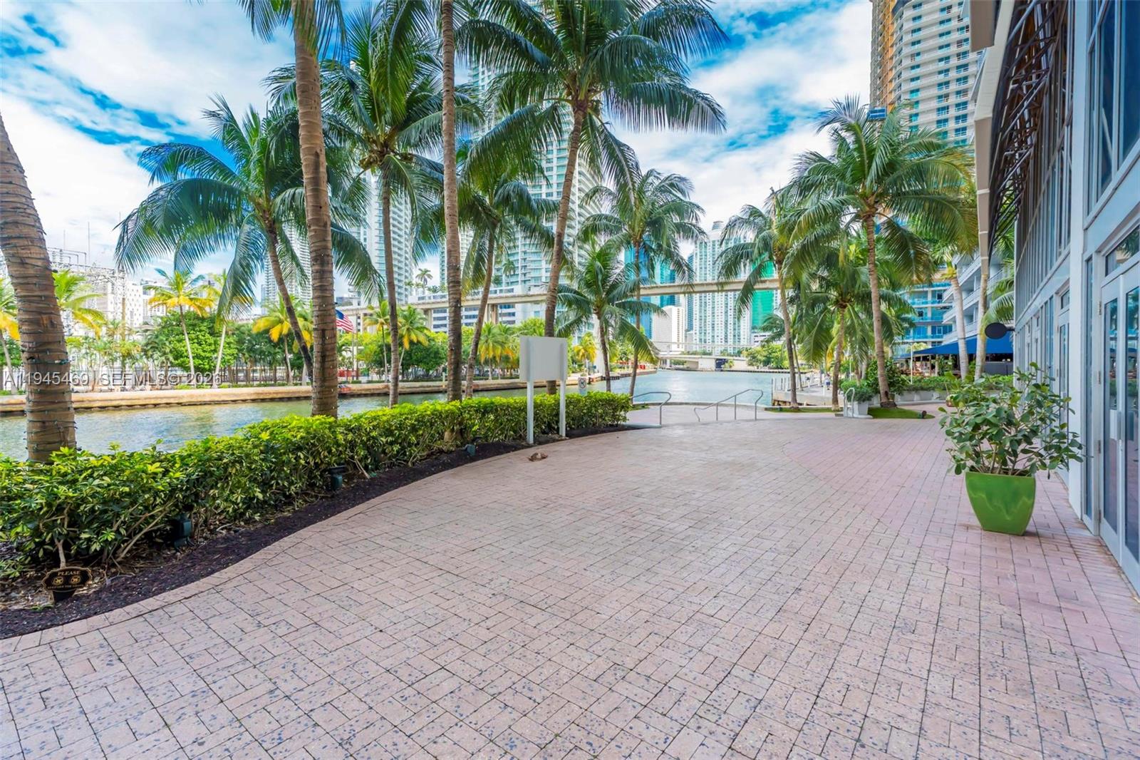 185 Southwest 7th Street, Unit 3508 Miami, FL 33130 - Photo 50 of 62 a view of small garden with palm trees