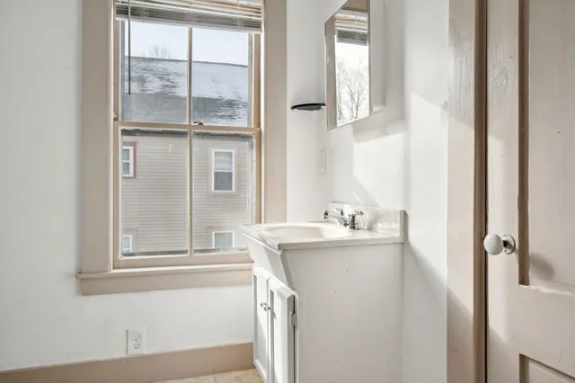 $1,900 | 67 A Winter Street, Rochester, NH 03867