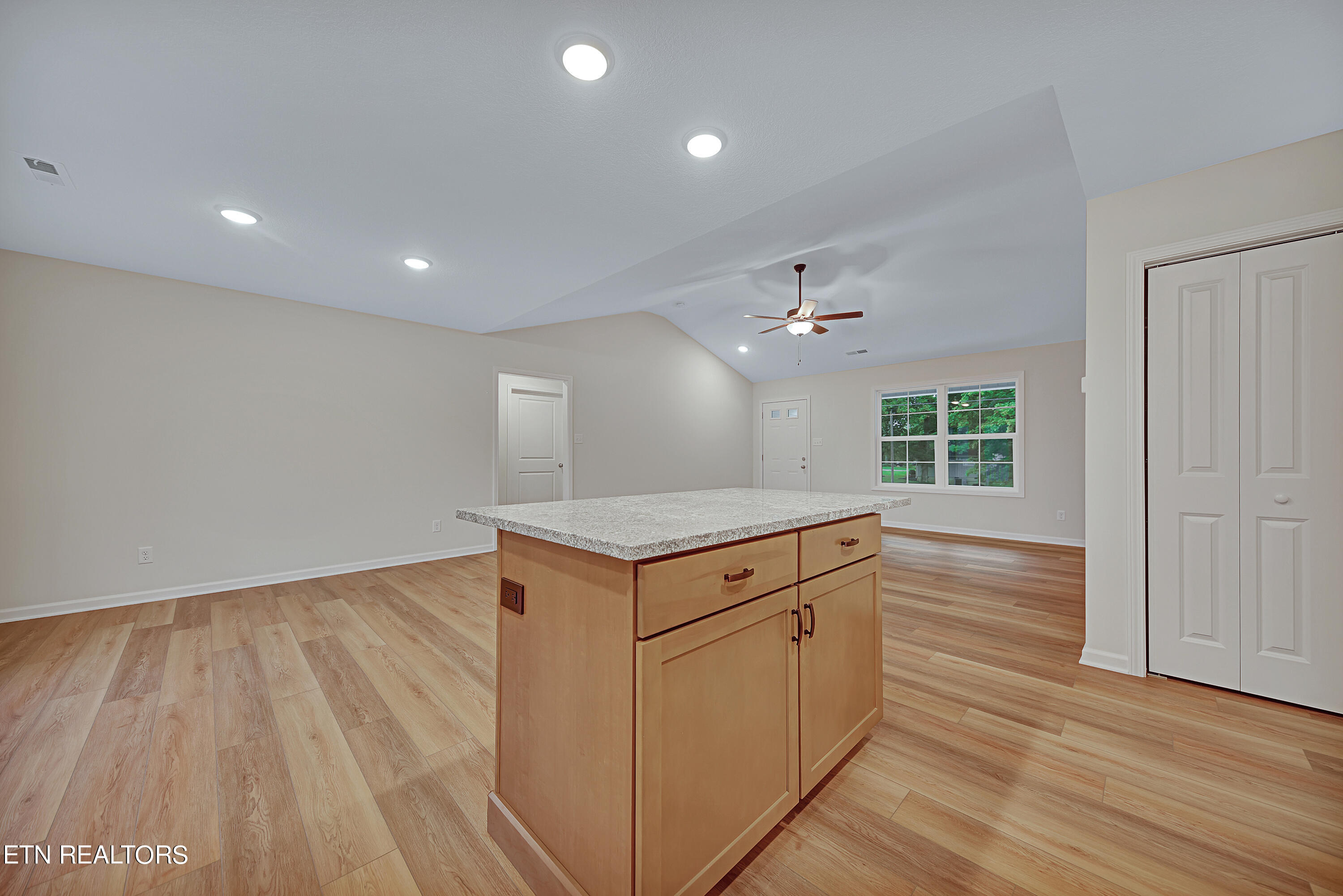 2231 Belt Road Knoxville, TN 37920 - Photo 6 of 17 AgentOptix -16