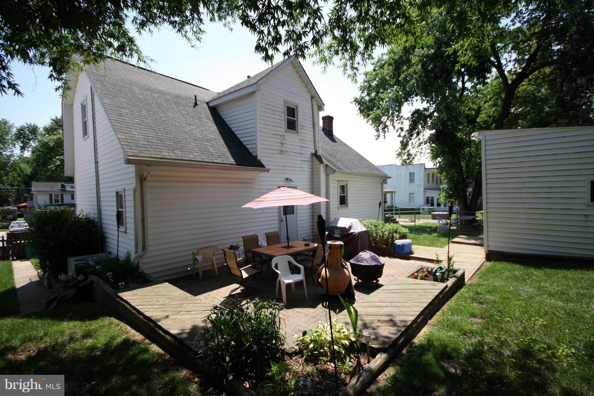 364 Nicholson Road Baltimore, MD 21221 - Photo 20 of 30 a view of a patio with table and chairs under an umbrella