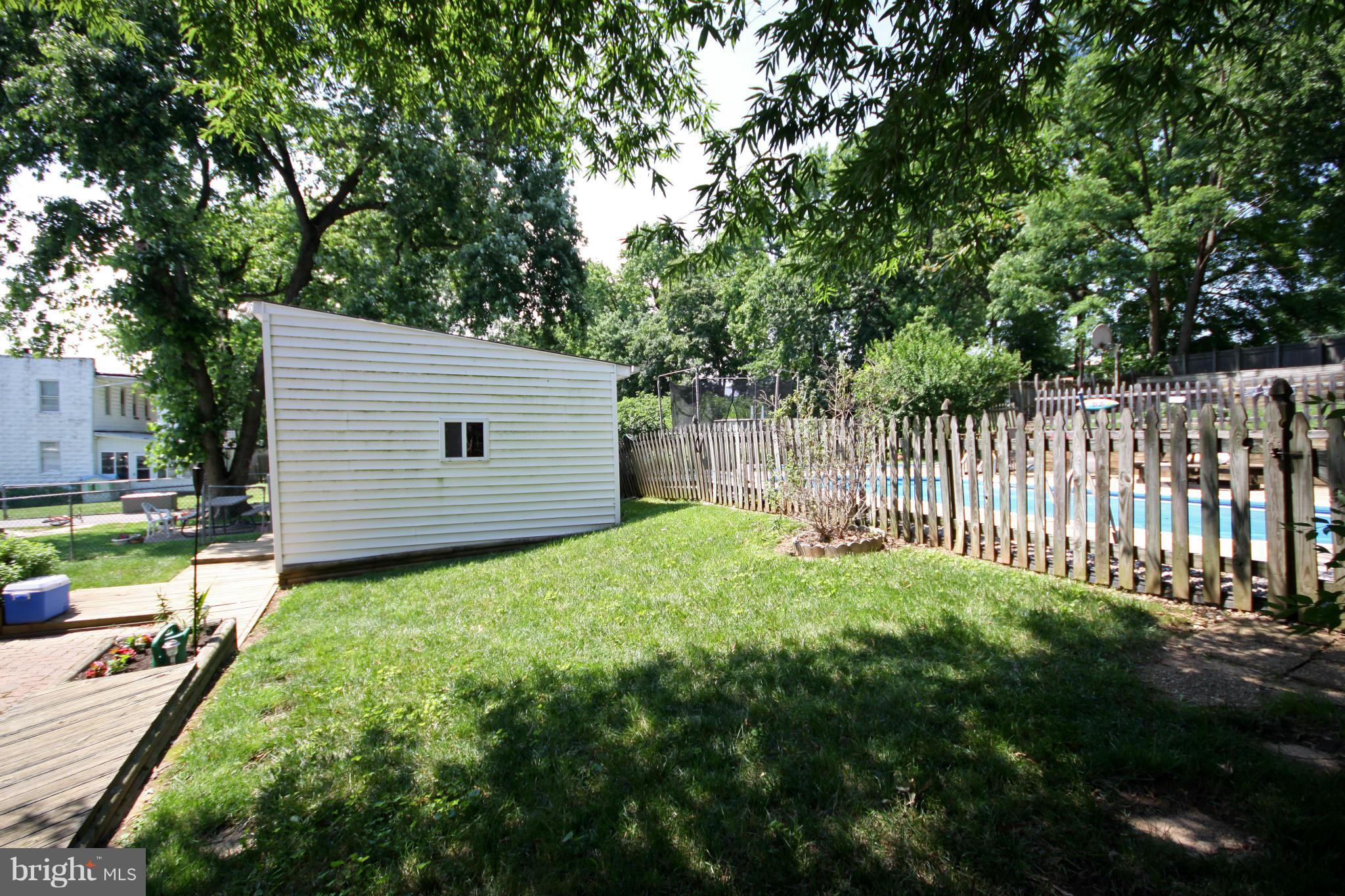 364 Nicholson Road Baltimore, MD 21221 - Photo 21 of 30 a view of a backyard with a small cabin