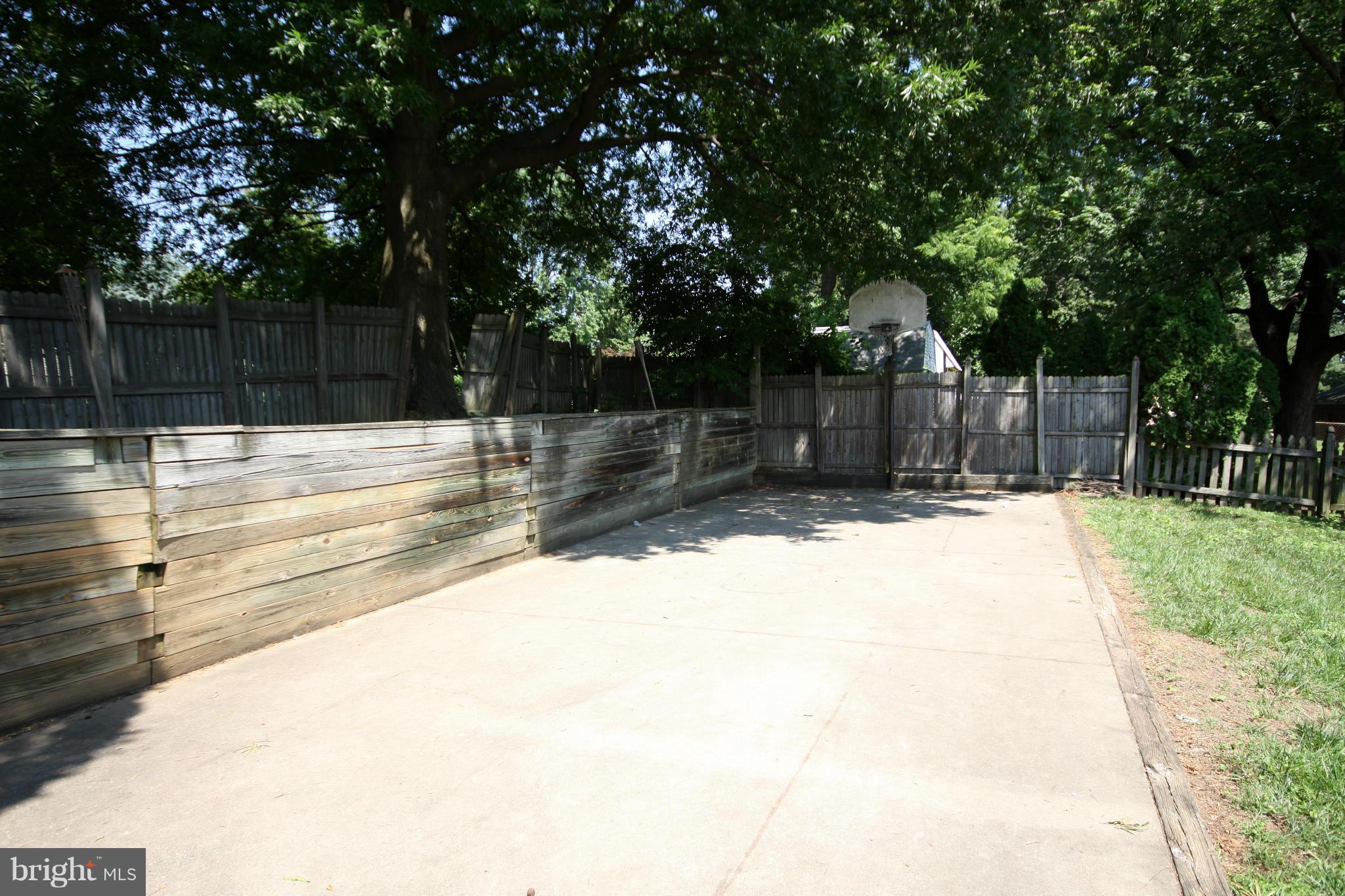 364 Nicholson Road Baltimore, MD 21221 - Photo 25 of 30 a view of a backyard of the house
