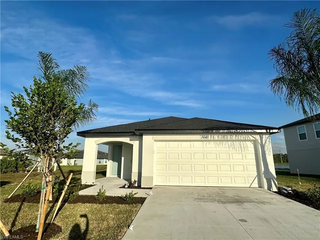 a view of an house with backyard