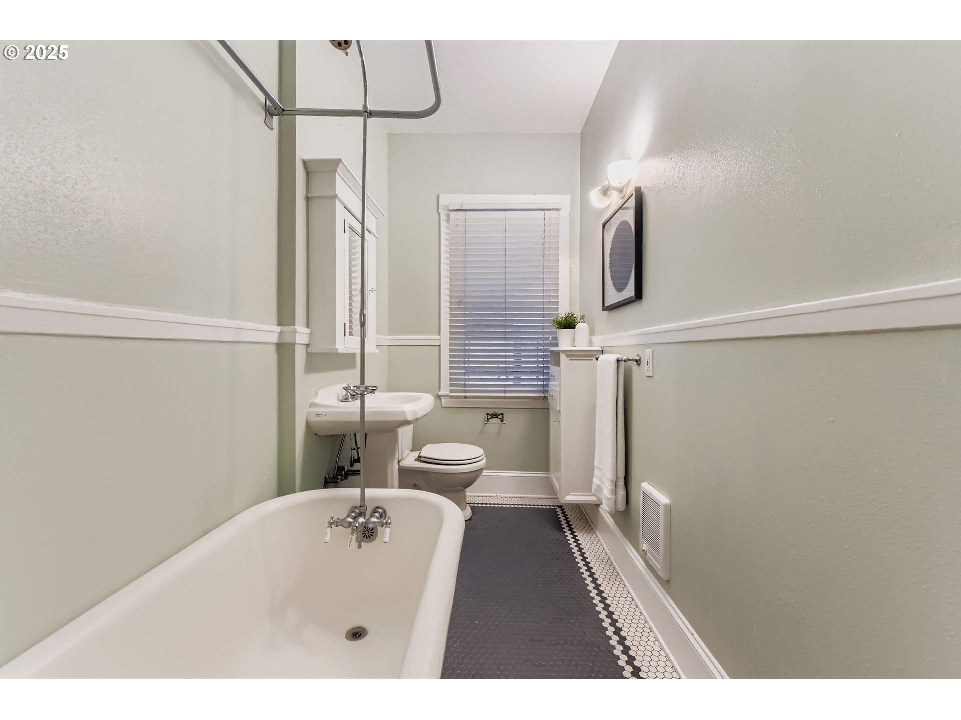 2127 Northwest Irving Street, Unit 202 Portland, OR 97210 - Photo 16 of 25 Bathroom