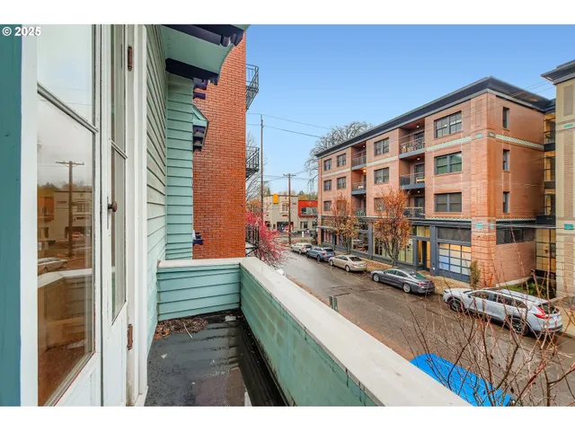 $330,000 | 2127 Northwest Irving Street, Unit 202, Portland, OR 97210