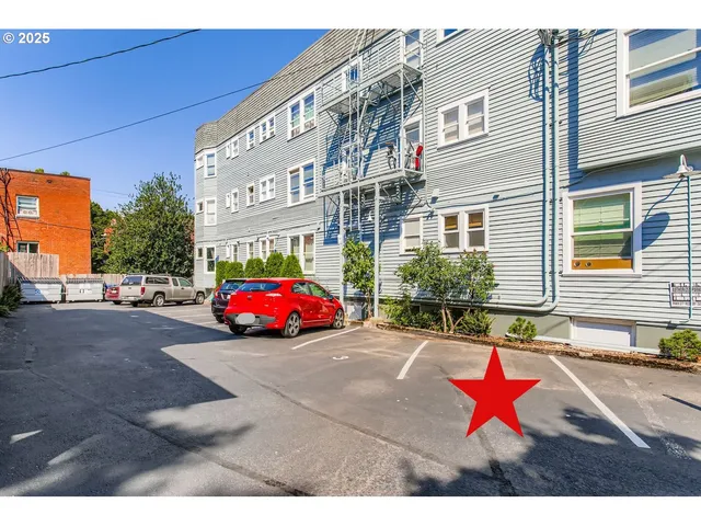 $330,000 | 2127 Northwest Irving Street, Unit 202, Portland, OR 97210