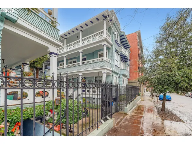 $330,000 | 2127 Northwest Irving Street, Unit 202, Portland, OR 97210