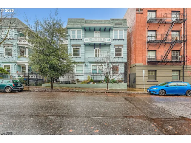 $330,000 | 2127 Northwest Irving Street, Unit 202, Portland, OR 97210