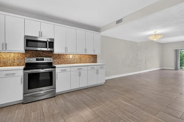 $3,450 | 8855 Southwest 62nd Terrace, Unit 10J, Miami, FL 33173