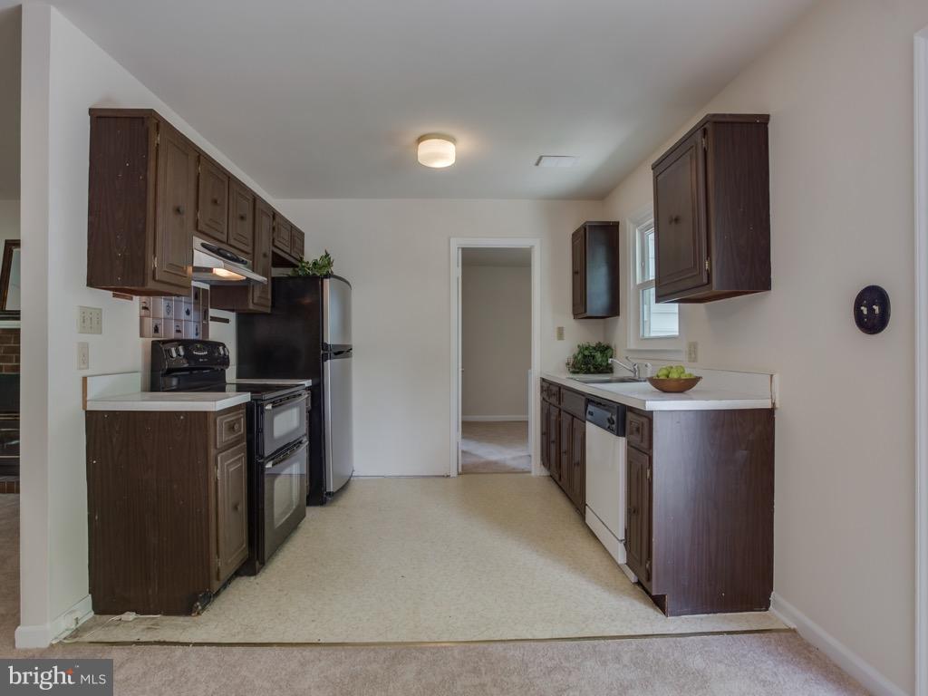 117 Choptank Road Stafford, VA 22556 - Photo 7 of 30 Bright and Open Kitchen!