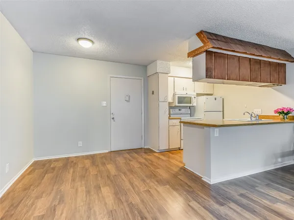 $1,250 | 910 Duncan Lane, Unit 31, Austin, TX 78705