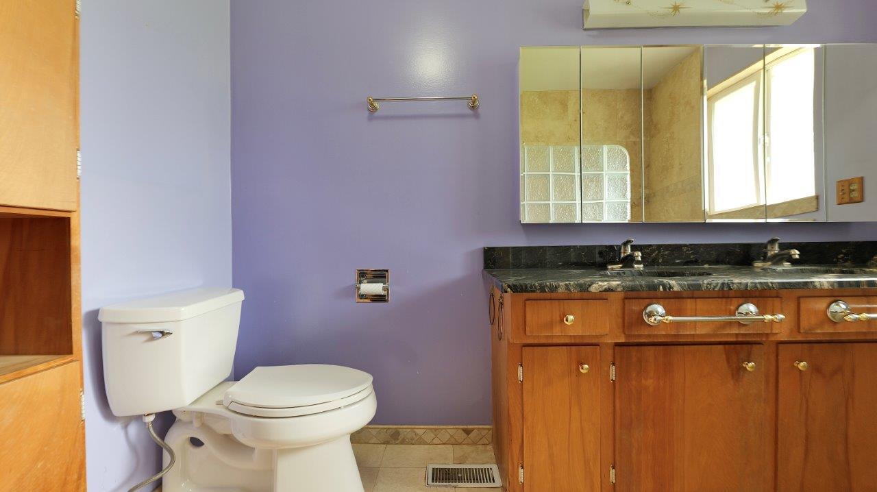 392 Bond Road Shady Cove, OR 97539 - Photo 16 of 42 Primary Bathroom