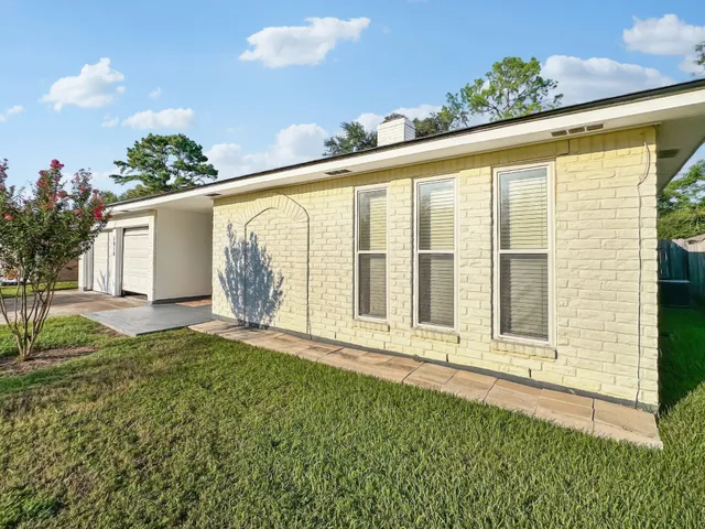 a view of a back yard of the house