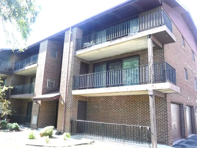 $69,900 | 19561 Lake Shore Drive, Unit 1S, Lynwood, IL 60411