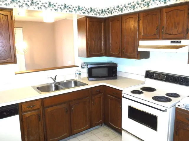 $69,900 | 19561 Lake Shore Drive, Unit 1S, Lynwood, IL 60411