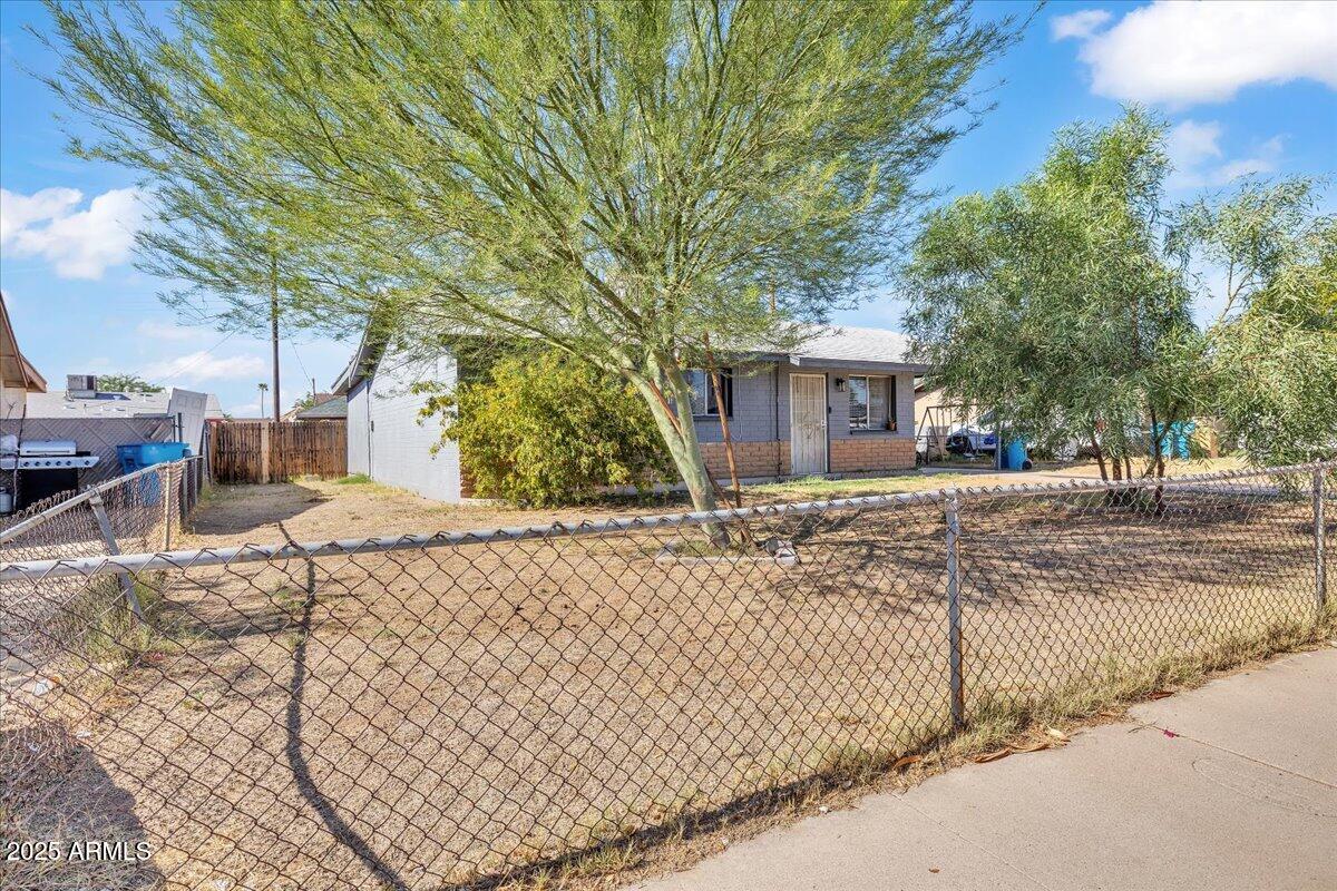 6516 West Cheery Lynn Road Phoenix, AZ 85033 - Photo 18 of 26