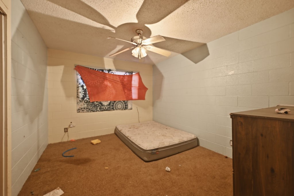 508 South Kenneth Avenue Monahans, TX 79756 - Photo 11 of 39 en suite bathroom with a tub and a ceiling fan