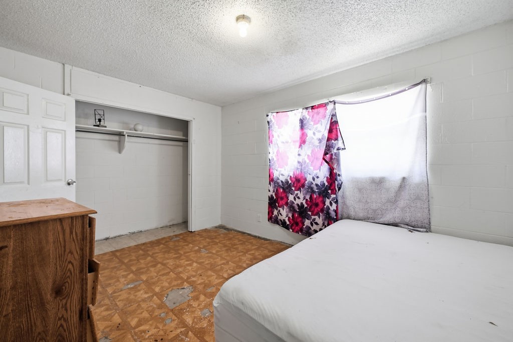508 South Kenneth Avenue Monahans, TX 79756 - Photo 22 of 39 a bedroom with a bed and a window