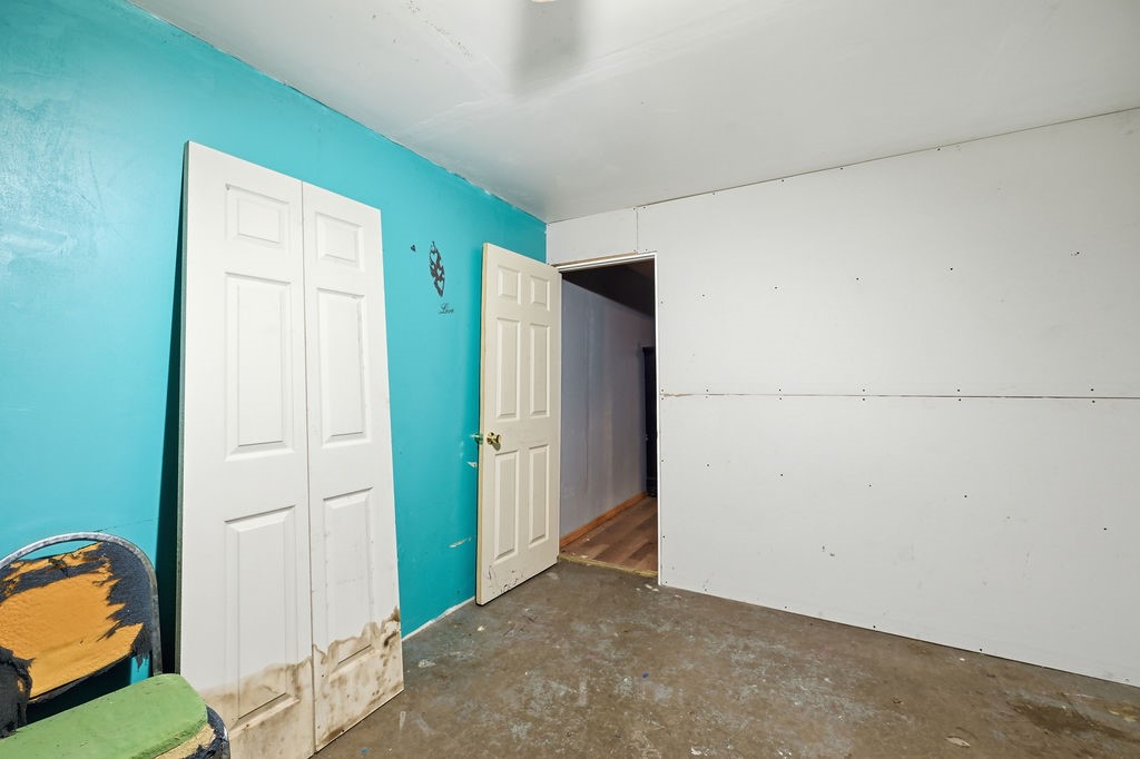 508 South Kenneth Avenue Monahans, TX 79756 - Photo 30 of 39 an empty room with closet