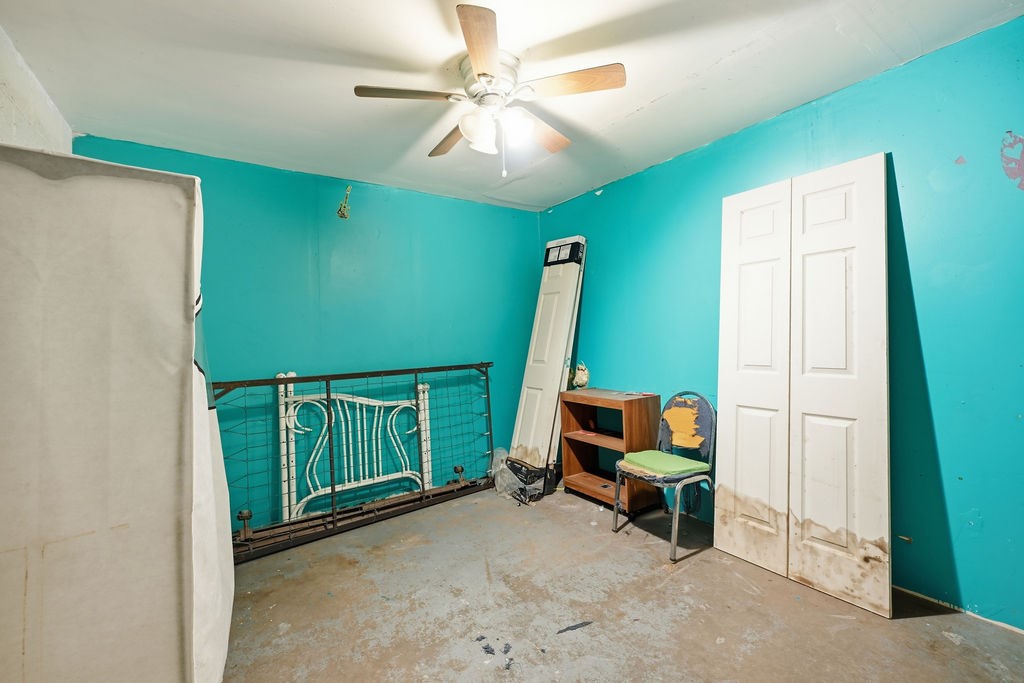 508 South Kenneth Avenue Monahans, TX 79756 - Photo 31 of 39 a living room with furniture