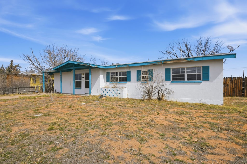 508 South Kenneth Avenue Monahans, TX 79756 - Photo 37 of 39 a house with yard in front of it