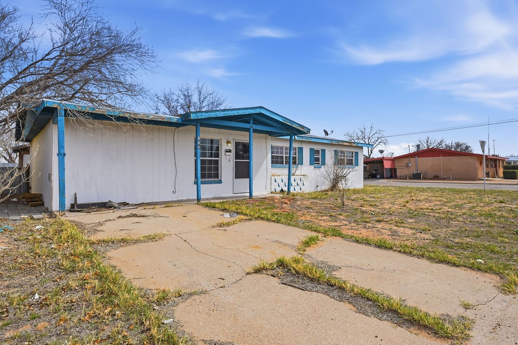 508 South Kenneth Avenue Monahans, TX 79756 - Photo 39 of 39 a front view of a house with a yard