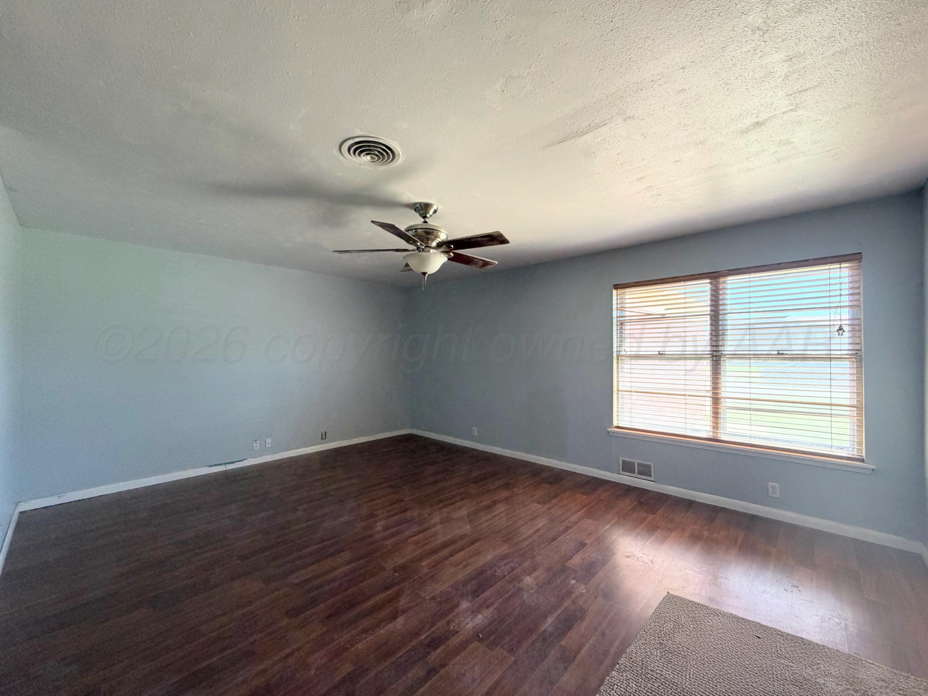 1010 Northwestern Street Perryton, TX 79070 - Photo 5 of 32 1010 NORTHWESTERN LIVING ROOM