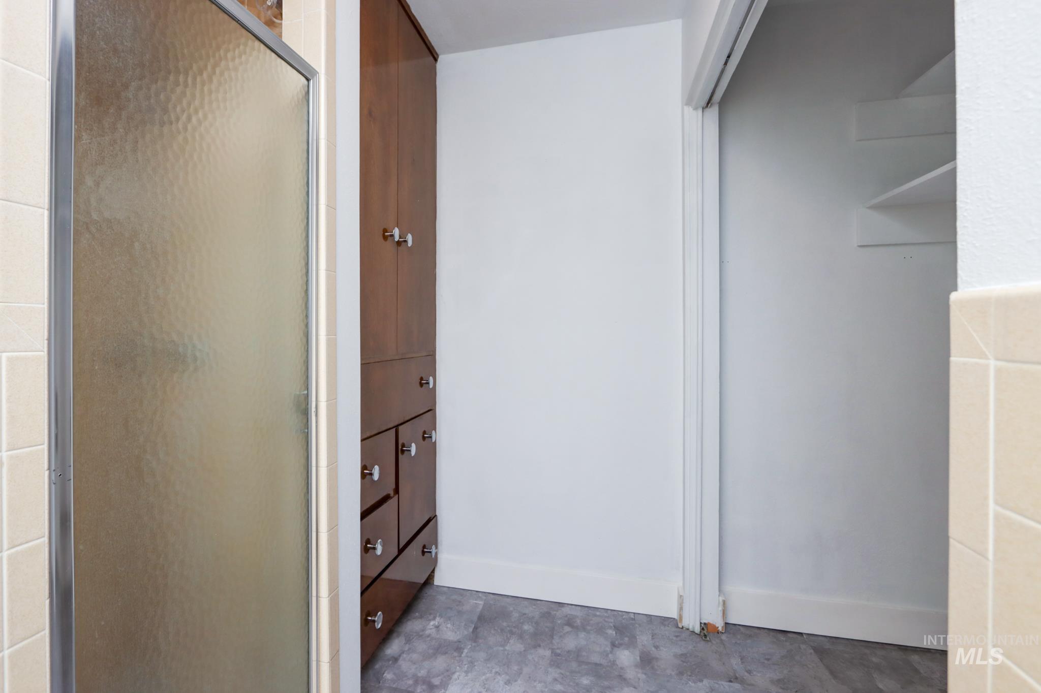 801 Thompson Avenue Nyssa, OR 97913 - Photo 21 of 46 Built-in wood-finish cabinetry featuring multiple drawers and upper storage