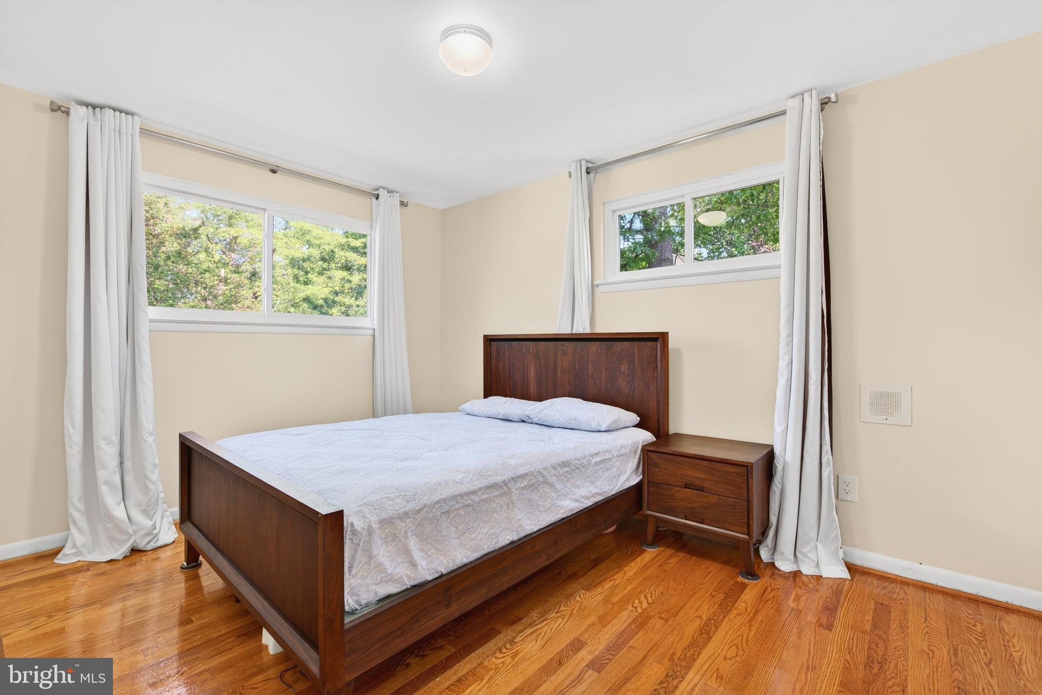 914 Kenbrook Court Silver Spring, MD 20902 - Photo 22 of 35 a room with a bed and a window