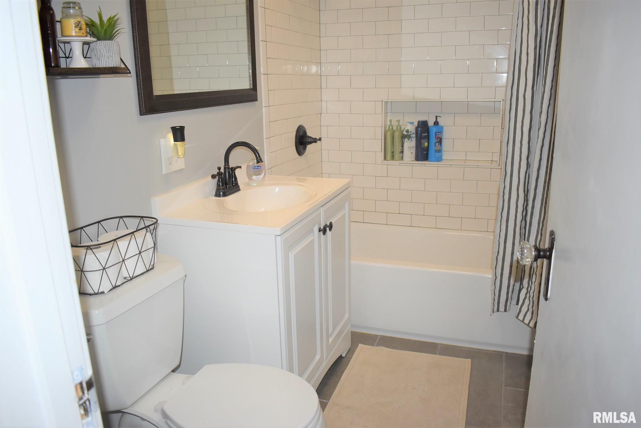 803 Edgehill Road Jacksonville, IL 62650 - Photo 6 of 27 Gallery Image 6