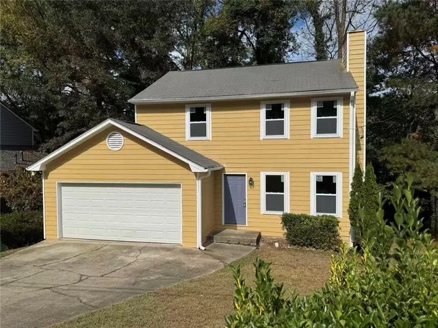 a view of backyard of the house