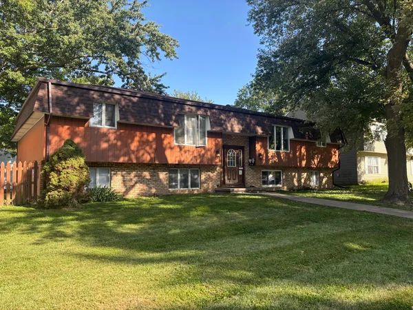 $895 | 1407 Bridge Avenue, Unit 2, Davenport, IA 52803