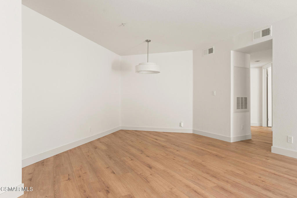 697 Sutton Crest Trail, Unit TL210 Oak Park, CA 91377 - Photo 6 of 37