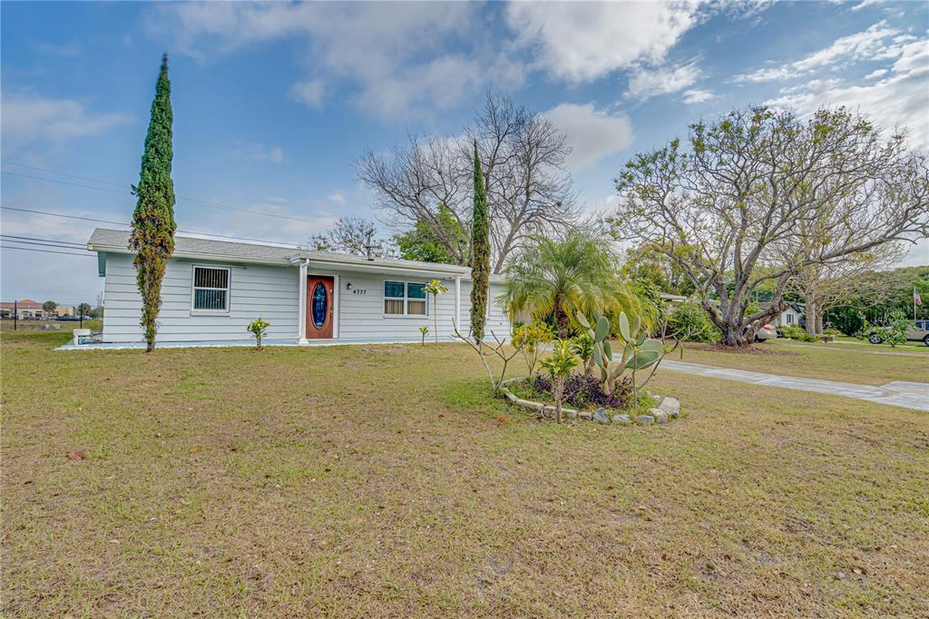 a view of a house with a yard
