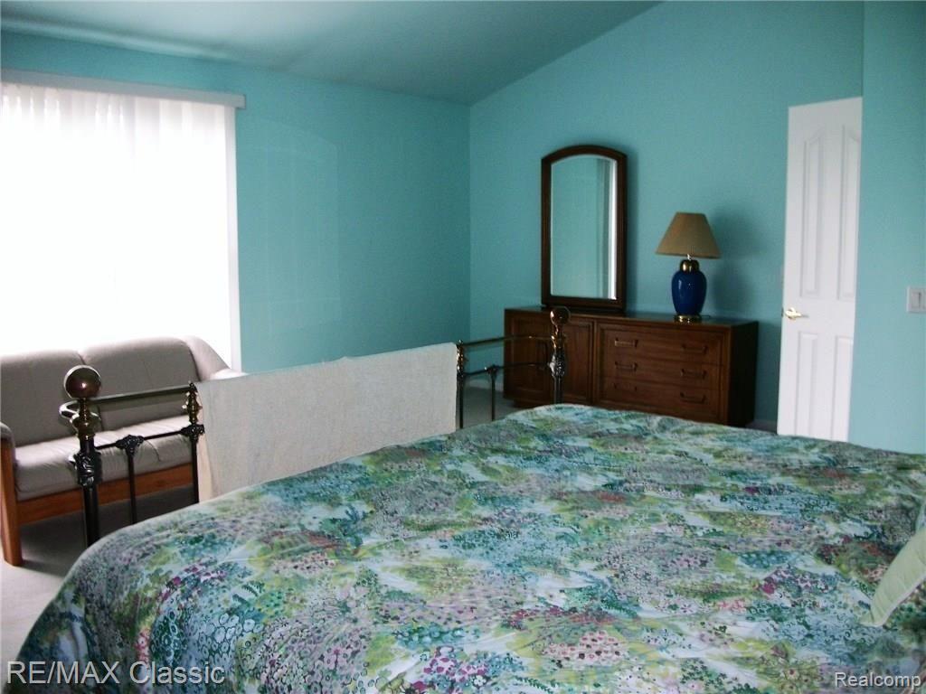 905 Loggers Circle Rochester, MI 48307 - Photo 26 of 36 103_1944.jpg