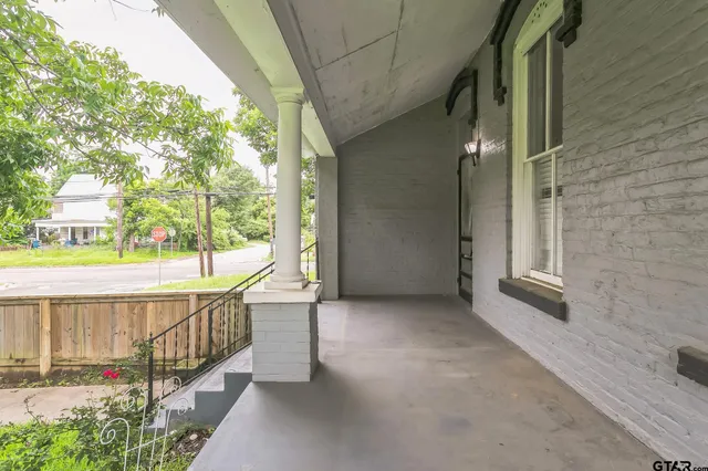 a view of a house with backyard and garden