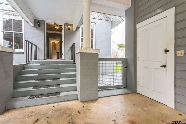 a view of empty room with front door
