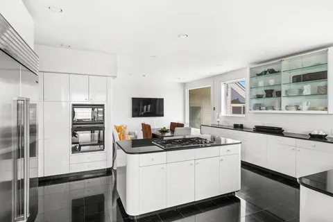 Undisclosed Address, Southampton, NY 11968