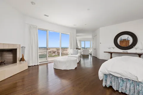 Undisclosed Address, Southampton, NY 11968