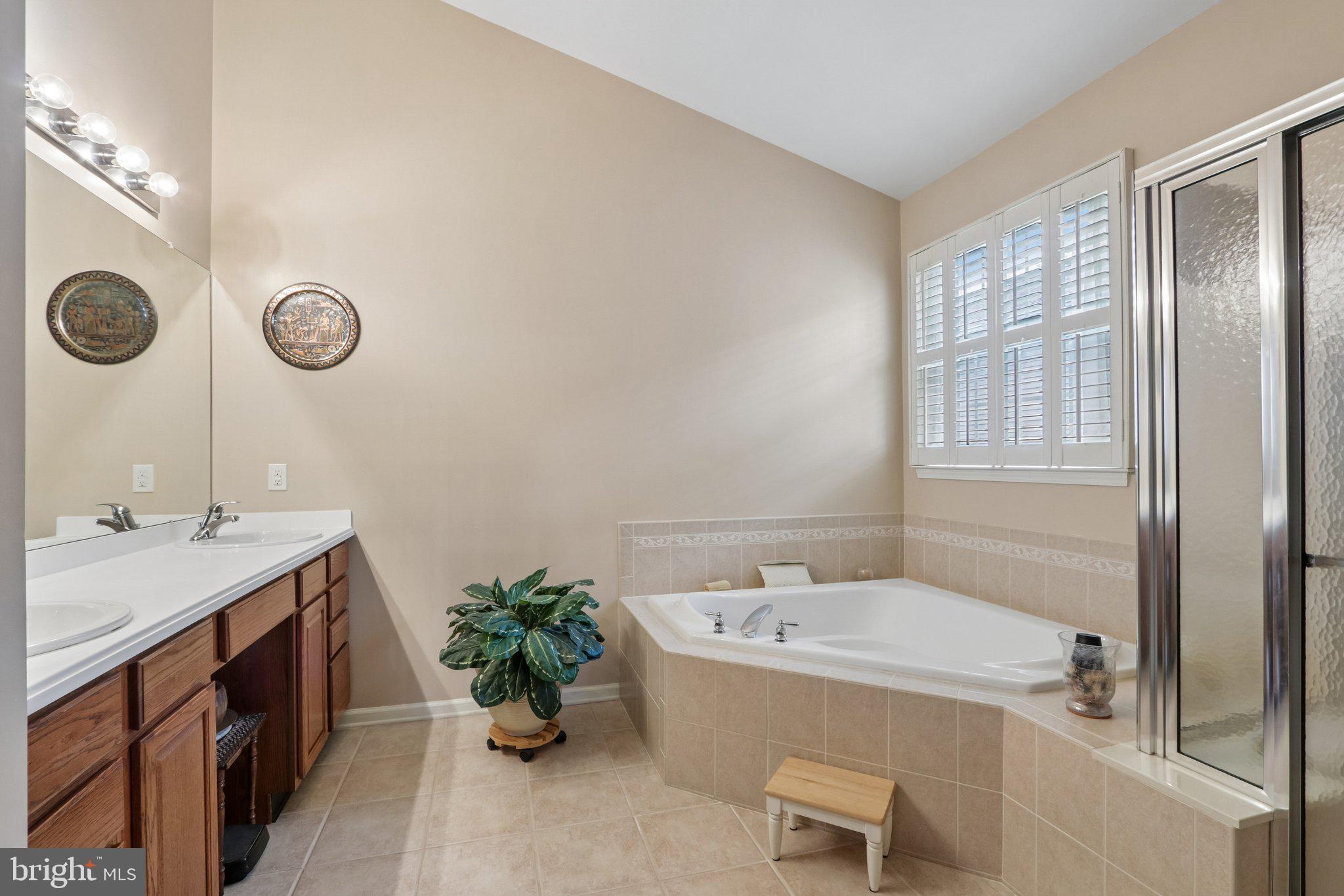 39 Danbury Road Swedesboro, NJ 08085 - Photo 28 of 62 Primary bedroom en-suite full bathroom