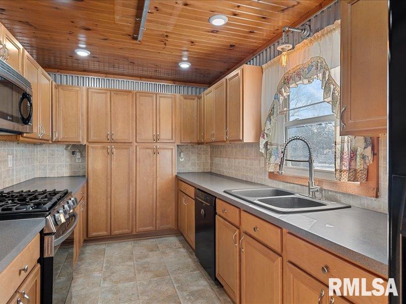 312 Wells Street Buffalo, IL 62515 - Photo 13 of 47