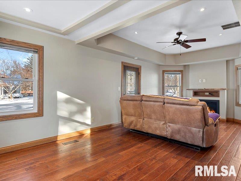 312 Wells Street Buffalo, IL 62515 - Photo 8 of 47