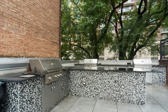 21 West Goethe Street, Unit 11D Chicago, IL 60610 - Photo 7 of 10 a picture of a tree with a bench