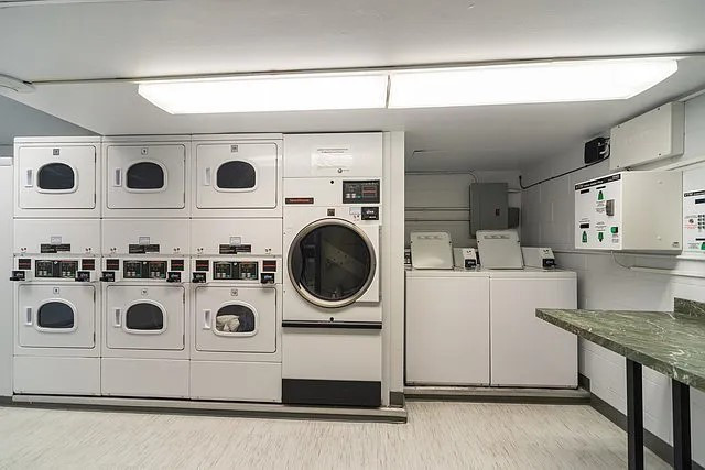 21 West Goethe Street, Unit 11D Chicago, IL 60610 - Photo 10 of 10 a utility room with dryer and washer