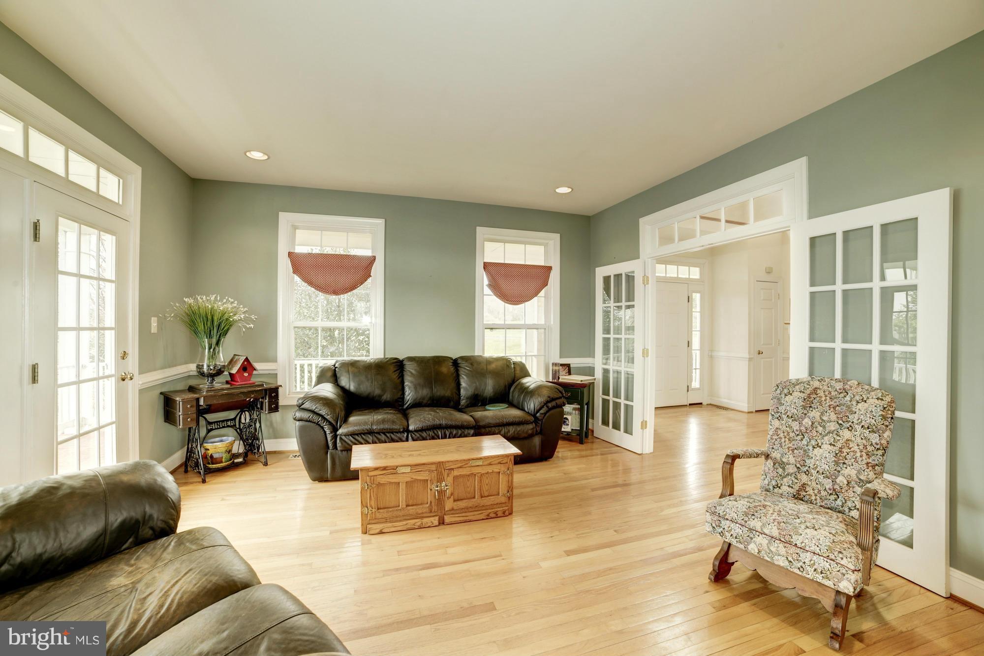 18930 Shelburne Glebe Road Leesburg, VA 20175 - Photo 9 of 30 Living Room